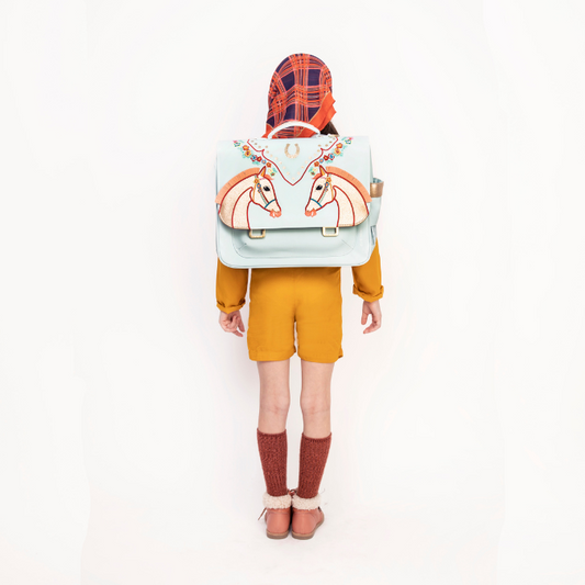 Check out the Jeune Premier bestseller: the It Bag Midi schoolbag, a true back-to-school essential. This high quality schoolbag with a beautiful Cavalerie Florale design is ideal for girls aged 6 to 8 years.