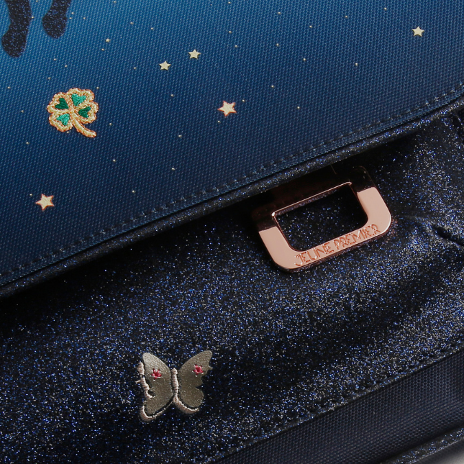 Check out the Jeune Premier bestseller: the It Bag Midi schoolbag is a true back-to-school essential. This light blue Unicorn Universe design is perfect for unicorn & rainbow lovers who want to stand out.