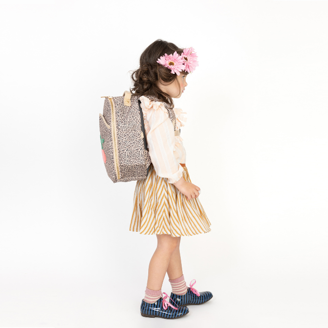 Ergonomic backpack for toddlers from 2 years old. If you want your toddler to walk the road to independence, the Ralphie Leopard Cherry is a key piece.