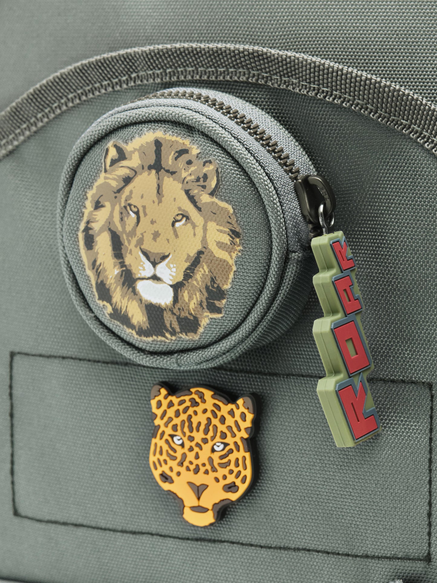 Ergonomic backpack for toddlers from 2 years old. If you want your toddler to walk the road to independence, the Ralphie backpack Big Five is a key piece.