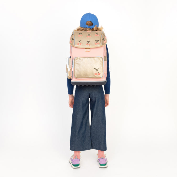 Discover the Ergomaxx, the most ergonomic and durable backpack in the world for girls aged 6 to 10. The Cherry Pompon design is a Jeune Premier bestseller. 